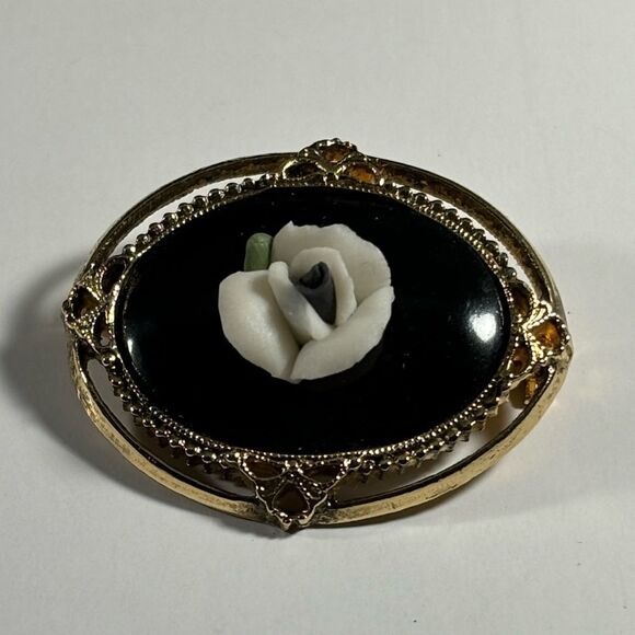 Vintage Rose Cameo Brooch Pin‎ Black Gold Tone White - Picture 1 of 3